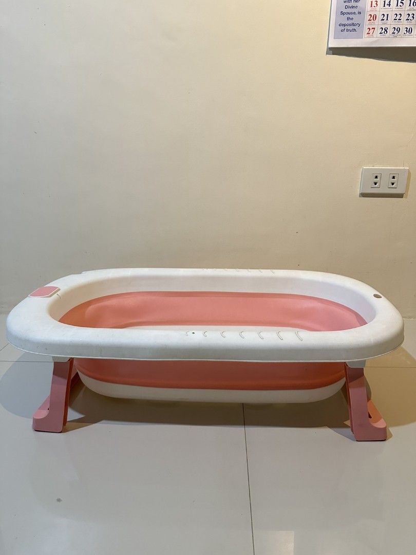 Baby bathtub with mat (Category: Other Baby Bathing & Changing Needs) located in San Fernando. Submitted by pambercloset (Listing ID 1390048004, Image 1). Description: .