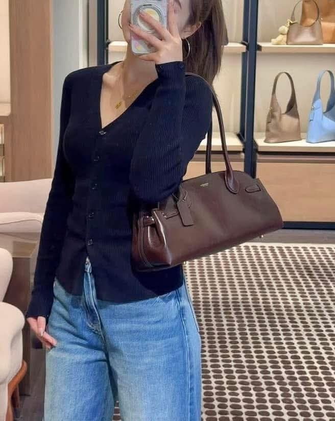 Coach Empire Carryall Bag 34 (Category: Shoulder Bags) located in Manila. Submitted by stacey_lopez922 (Listing ID 1390152803, Image 2). Description: Coach Empire Carryall Bag 34 (With dustbag and paperbag) - 13.5"L x 6.25"H x 4.75"W - Glazed leather - Fabric lining - Inside lanyard with dogleash clip - Inside multifunction pocket - Zip-top closure - Four protective feet at base.