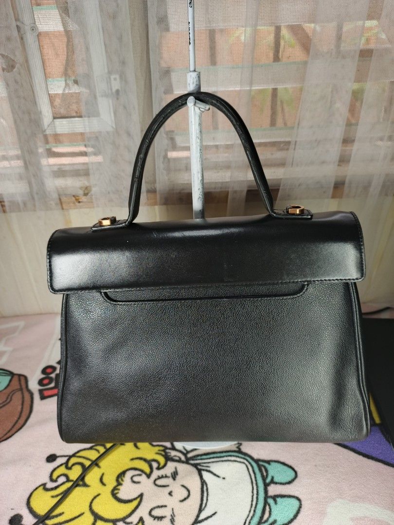 Couronne bag (Category: Luxury Bags & Wallets) located in Mercedes. Submitted by ddshoping238309 (Listing ID 1390086365, Image 2). Description: couronne black bag no sling clean normal signs of use.