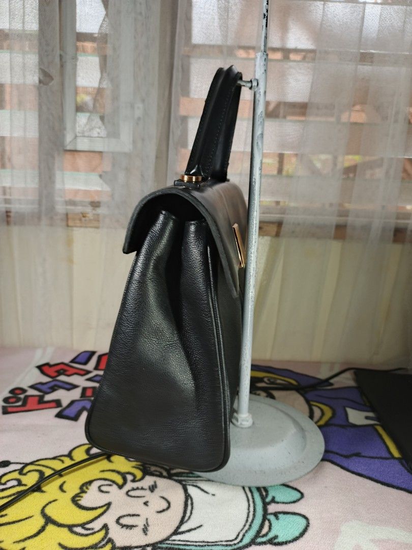 Couronne bag (Category: Luxury Bags & Wallets) located in Mercedes. Submitted by ddshoping238309 (Listing ID 1390086365, Image 3). Description: couronne black bag no sling clean normal signs of use.