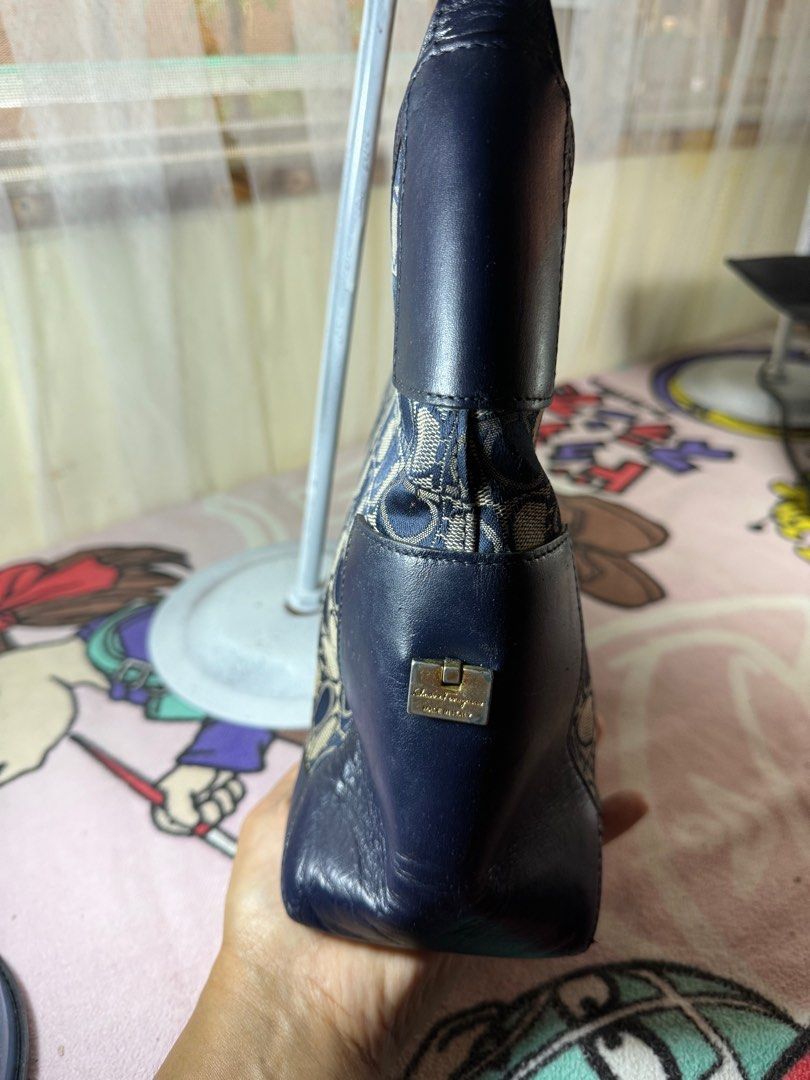 Ferragamo blue hobo bag (Category: Luxury Bags & Wallets) located in Mercedes. Submitted by ddshoping238309 (Listing ID 1390083396, Image 3). Description: Blue hobo bag .