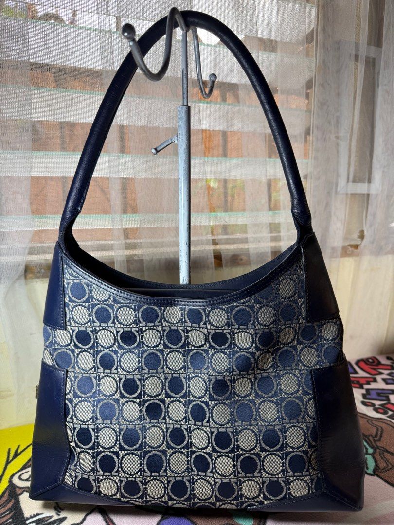 Ferragamo blue hobo bag (Category: Luxury Bags & Wallets) located in Mercedes. Submitted by ddshoping238309 (Listing ID 1390083396, Image 1). Description: Blue hobo bag .