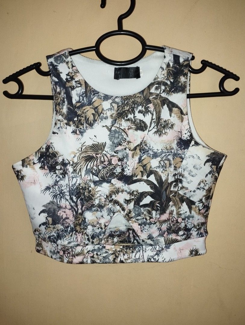 Floral Sleeveless Crop Vest (Category: Sleeveless) located in Tuguegarao City. Submitted by heypeach_ (Listing ID 1390107978, Image 2). Description: 10/10 Double-lined M on tag but can fit to S.