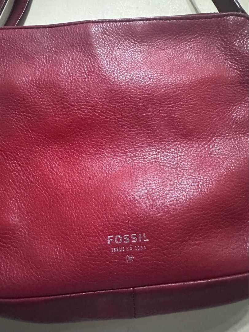 Fossil Sydney Leather Crossbody bag (Category: Luxury Bags & Wallets) located in Manila. Submitted by shopaholic_gurl (Listing ID 1390189212, Image 3). Description: Preloved item Genuine leather Dual zipped enclosure Multiple card compartments Back side slip pocket Red/ maroon combination No corner rubs Intact leather Needs some leather cleaning With normal signs of usage Manage expectations as this is a used item 👌PAYMENT FIRST TO RESERVE ITEM/