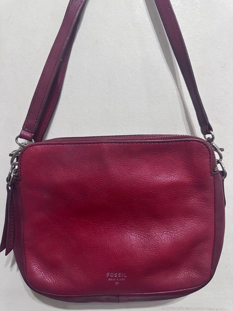 Fossil Sydney Leather Crossbody bag (Category: Luxury Bags & Wallets) located in Manila. Submitted by shopaholic_gurl (Listing ID 1390189212, Image 1). Description: Preloved item Genuine leather Dual zipped enclosure Multiple card compartments Back side slip pocket Red/ maroon combination No corner rubs Intact leather Needs some leather cleaning With normal signs of usage Manage expectations as this is a used item 👌PAYMENT FIRST TO RESERVE ITEM/