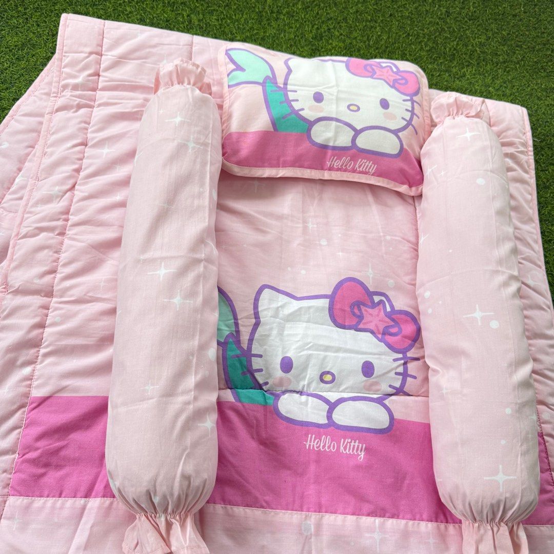 Hello Kitty Baby Comforter & Pillows (Category: Cots & Cribs) located in Las Pinas. Submitted by mieshy (Listing ID 1390143924, Image 2). Description: Preloved Original Sanrio License 1 reversible Comforter 1 pillow 2 bolster Has yellow/milk stains Hindi malala. ☺️ See pic3 ❌ Low ballers & Joy Reserver .