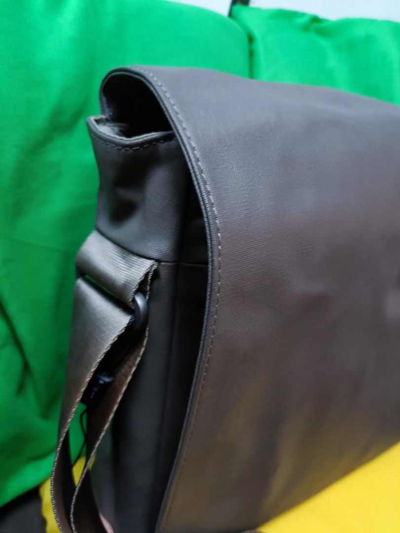 Incase (Category: Laptop Bags & Sleeves) located in Manila. Submitted by jjm-collections (Listing ID 1390038585, Image 3). Description: messenger / laptop bag.