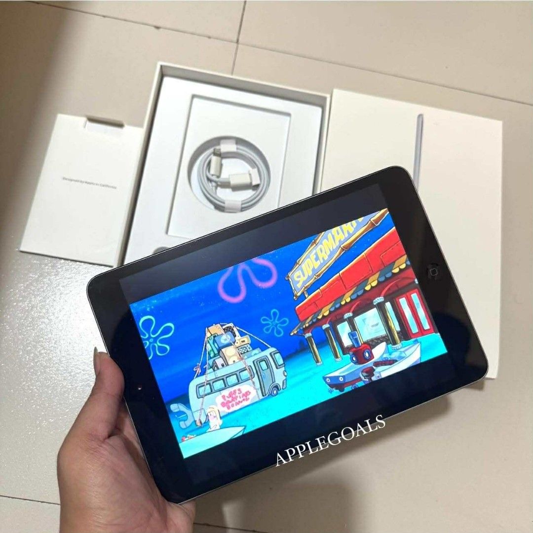 iPad Mini 2 (Category: iPad) located in Manila. Submitted by zionmerced (Listing ID 1390050379, Image 3). Description: For sale iPad mini 2 32gb Wifi only 32gb storage No dents nor scratches US variant Inclusions: 20w charger set Box Location: Abad santos manila.