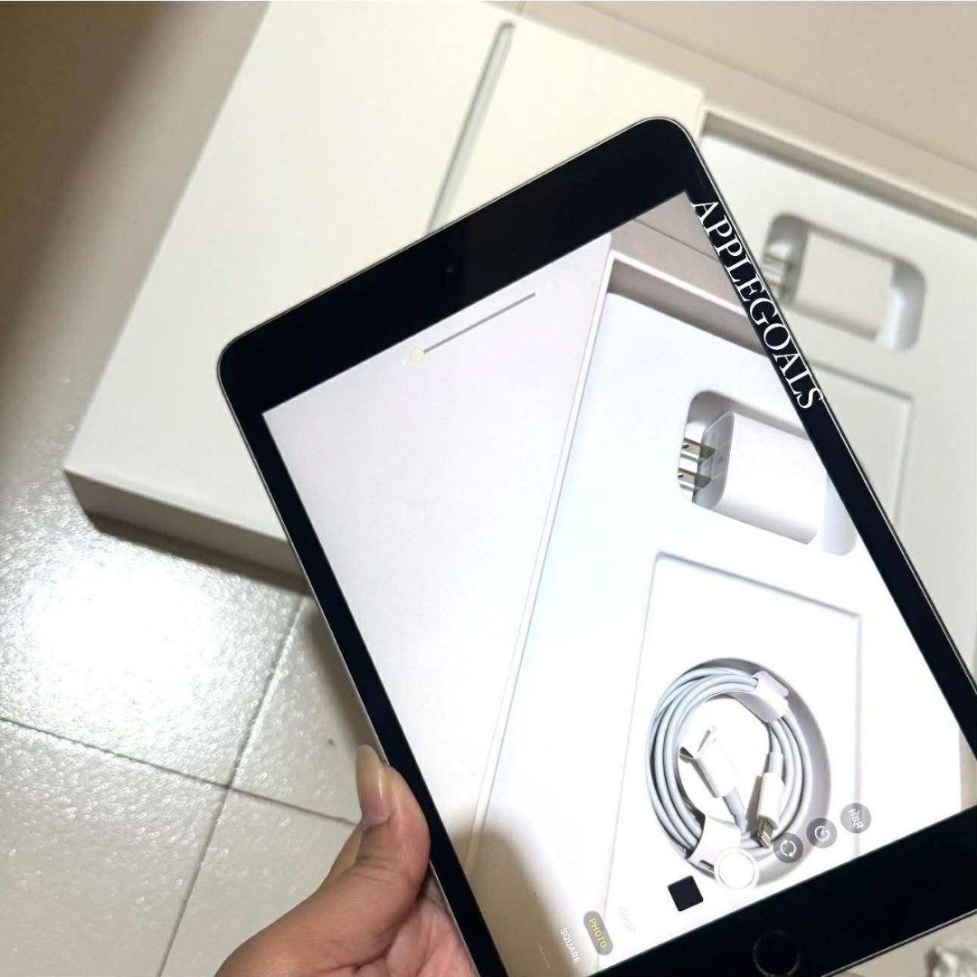 iPad Mini 4 128gb (Category: iPad) located in Manila. Submitted by zionmerced (Listing ID 1390048524, Image 3). Description: For sale iPad mini 4 128gb Wifi only 128gb storage No dents nor scratches US variant Inclusions: 20w charger set Box Location: Abad santos manila.
