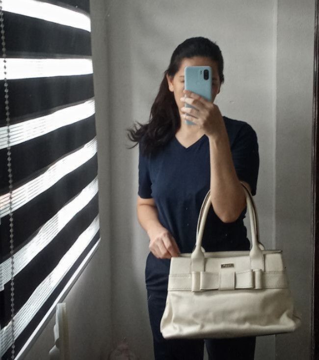 Kate Spade Shoulder/Handbag (Category: Luxury Bags & Wallets) located in Navotas City. Submitted by riyuwi (Listing ID 1385608558, Image 2). Description: PREOWNED Lightly Used Authentic KATE SPADE BIG BOW APPLIQUE SHOULDER /HANDBAG CREAM LARGE Sign of Used Flaws : Minimal. light Stain/Dirt ,near. Side & bottom of the bag Corner Spot ,barely Noticeable When In USe Innerlining ,Clean ,wth Authenticity tags inside . Good Condition 9/10.