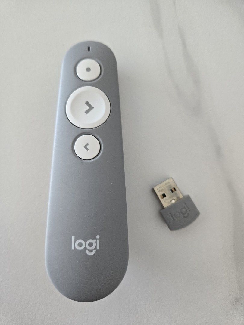 Logitech Presentation Remote （分類：商務用科技產品）位於 Hong Kong。 由 ewzhk 提交（商品編號 1390068513，圖片 1）。簡介： Logitech presentation remote with a USB receiver. Features forward and backward buttons, as well as a laser pointer. The remote is gray with the Logitech logo. Includes a USB receiver for easy setup. The remote has a sleek, ergonomic design for comfortable use during presentations. New battery included.。