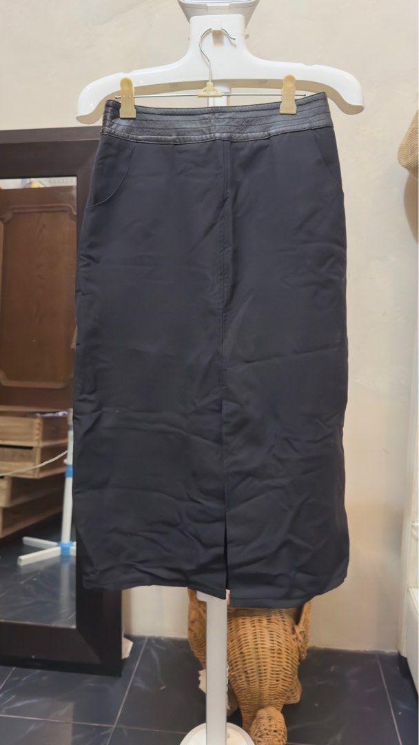 Louis Vuitton Skirt (Category: Luxury Apparel) located in Manila. Submitted by closetcleaningsale (Listing ID 1390174422, Image 2). Description: Please self authenticate. Fabric is thick and heavy..