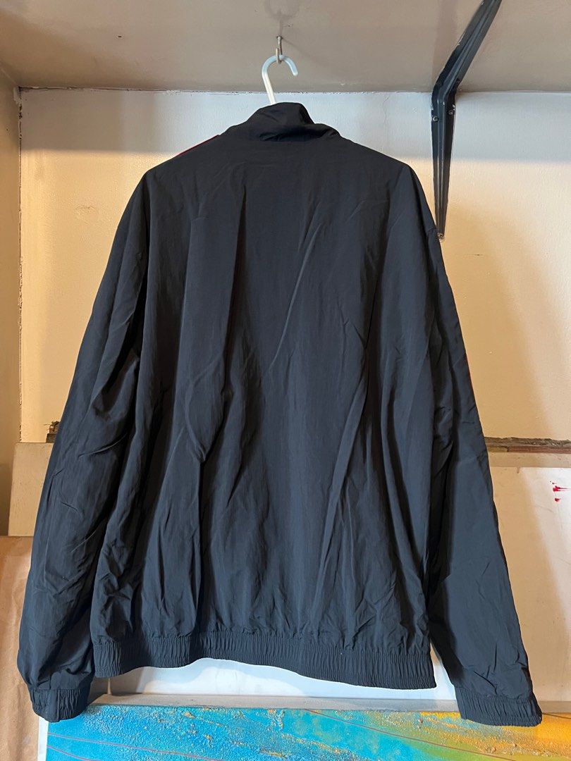 Manchester United 22-23 Reversible Anthem Jacket (Category: Coats, Jackets and Outerwear) located in Makati City. Submitted by bumblebee061903 (Listing ID 1390044912, Image 2). Description: -Authentic - Used only Once -Actual Photos Posted -Below SRP 💰Gcash, Maya, BPI 📦Lalamove/ Grab c/o Buyer Location: Makati City.