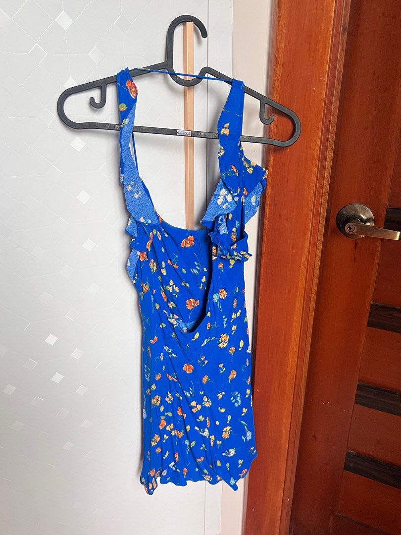 Mango Floral Romper (Category: Others Tops) located in San Mateo. Submitted by katvillalba (Listing ID 1390107340, Image 3). Description: - Like new condition - Open back - Medium size - Has zipper on the side 💵 Payment first via GCash 📍 Shipping via J&T.