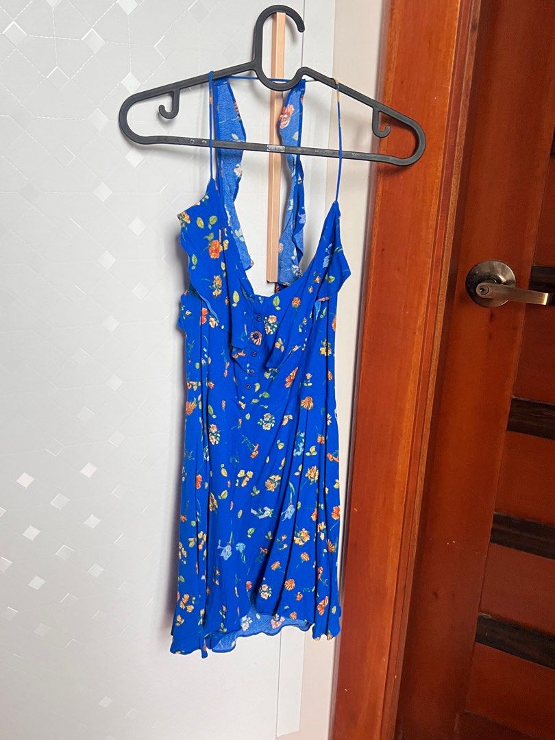 Mango Floral Romper (Category: Others Tops) located in San Mateo. Submitted by katvillalba (Listing ID 1390107340, Image 2). Description: - Like new condition - Open back - Medium size - Has zipper on the side 💵 Payment first via GCash 📍 Shipping via J&T.