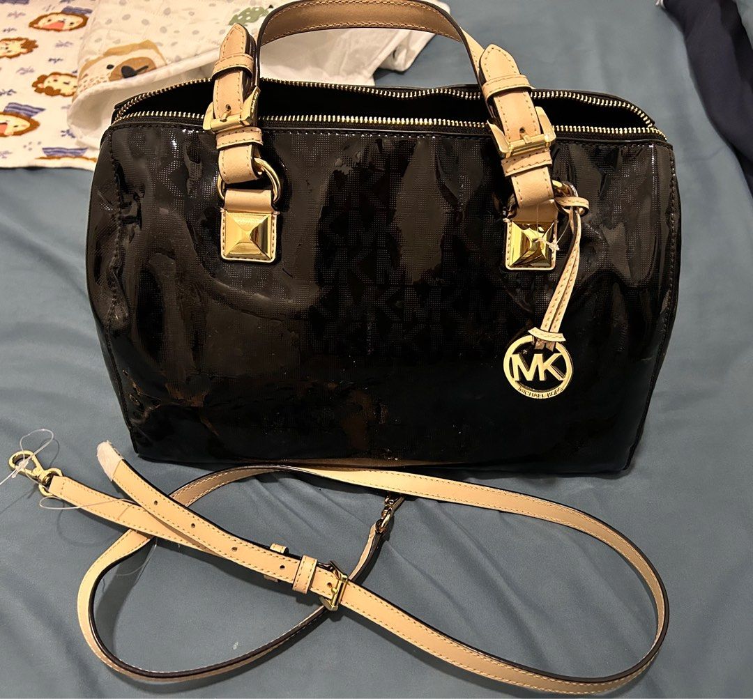 Michael Kors Grayson Large Black (Category: Luxury Bags & Wallets) located in Mandaluyong City. Submitted by yns66ck6c2 (Listing ID 1390188908, Image 1). Description: Michael Kors Grayson Large Black Bag ✨ Authentic ✨ Excellent condition – used only once ✨ Looks good as new.