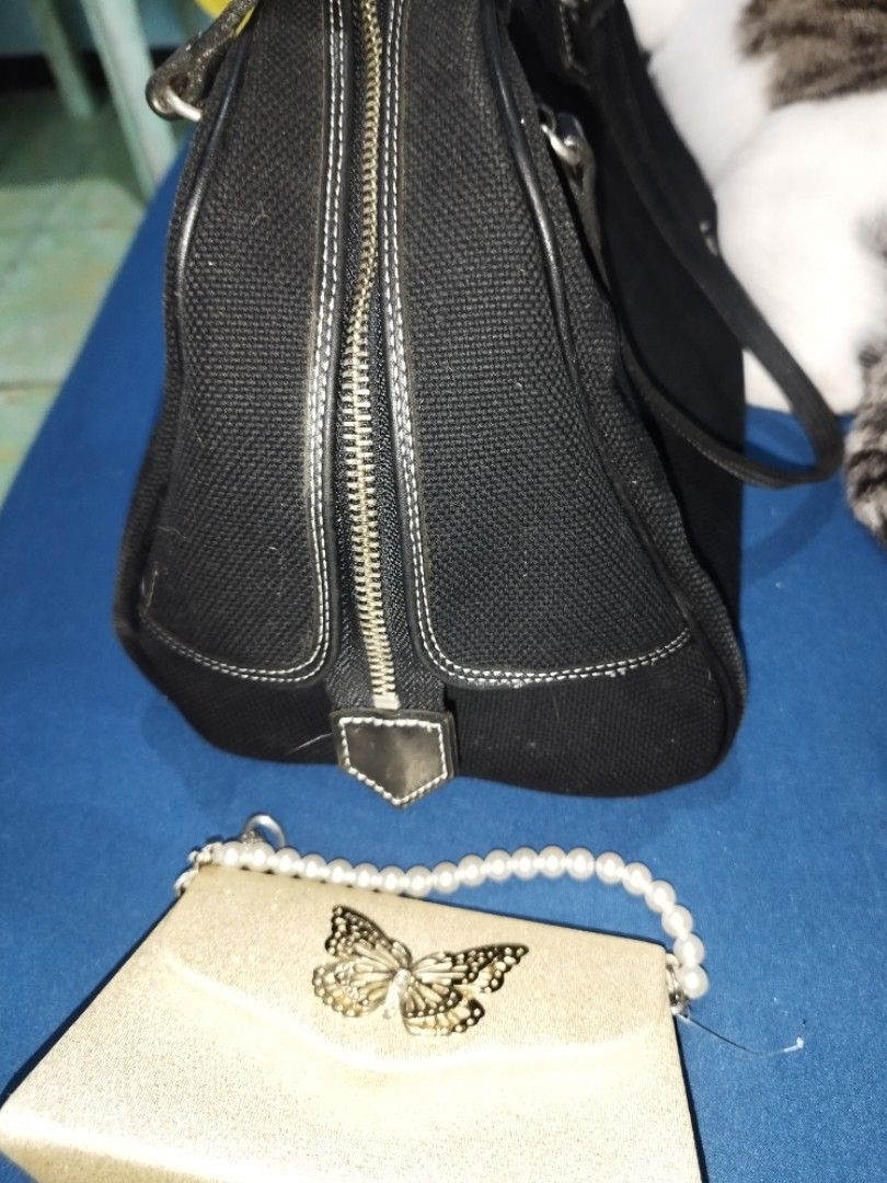 Mini Boston bLUeLabeL (Category: Luxury Bags & Wallets) located in Rizal. Submitted by purplemon117.8 (Listing ID 1390170490, Image 2). Description: niceeeeenihpa kung ndi lng un mdyo nkita piping sa last pic, min soU, my dirt din sa lining.