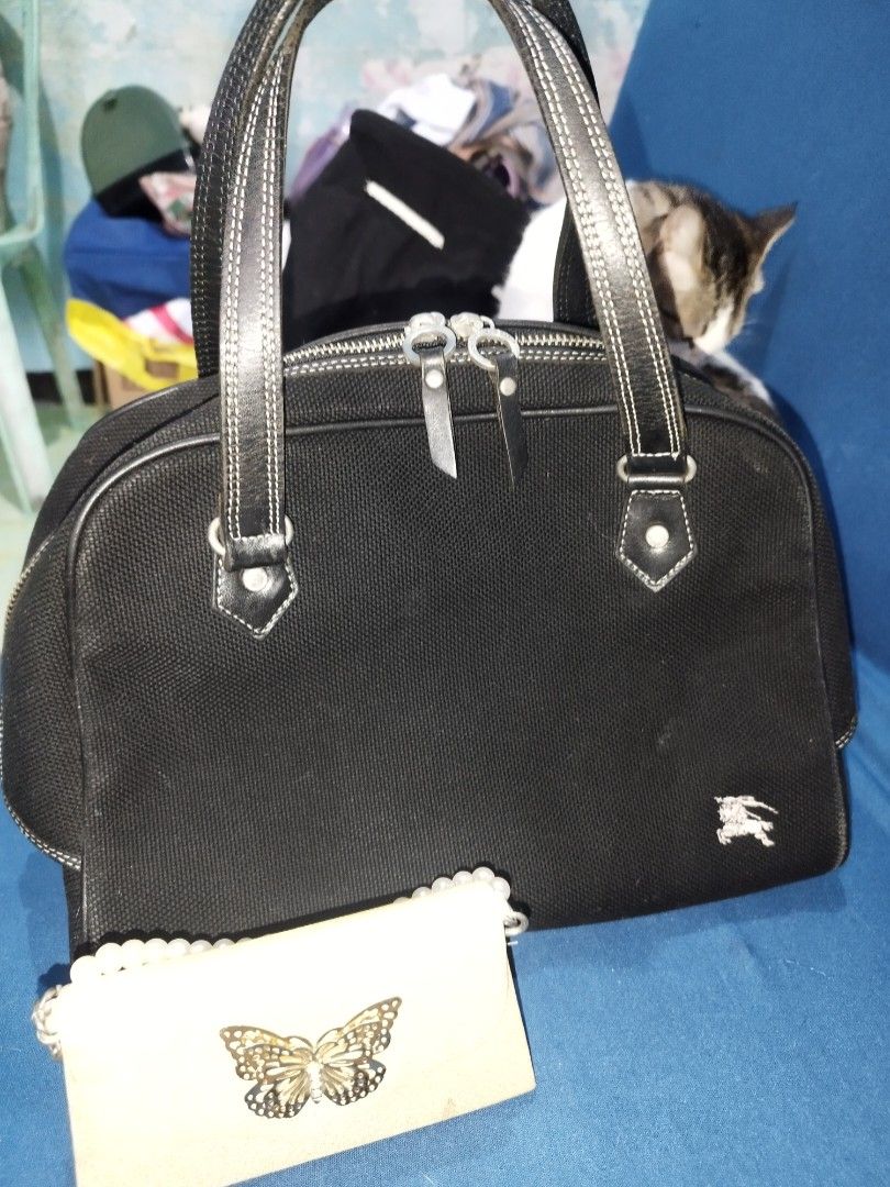 Mini Boston bLUeLabeL (Category: Luxury Bags & Wallets) located in Rizal. Submitted by purplemon117.8 (Listing ID 1390170490, Image 1). Description: niceeeeenihpa kung ndi lng un mdyo nkita piping sa last pic, min soU, my dirt din sa lining.