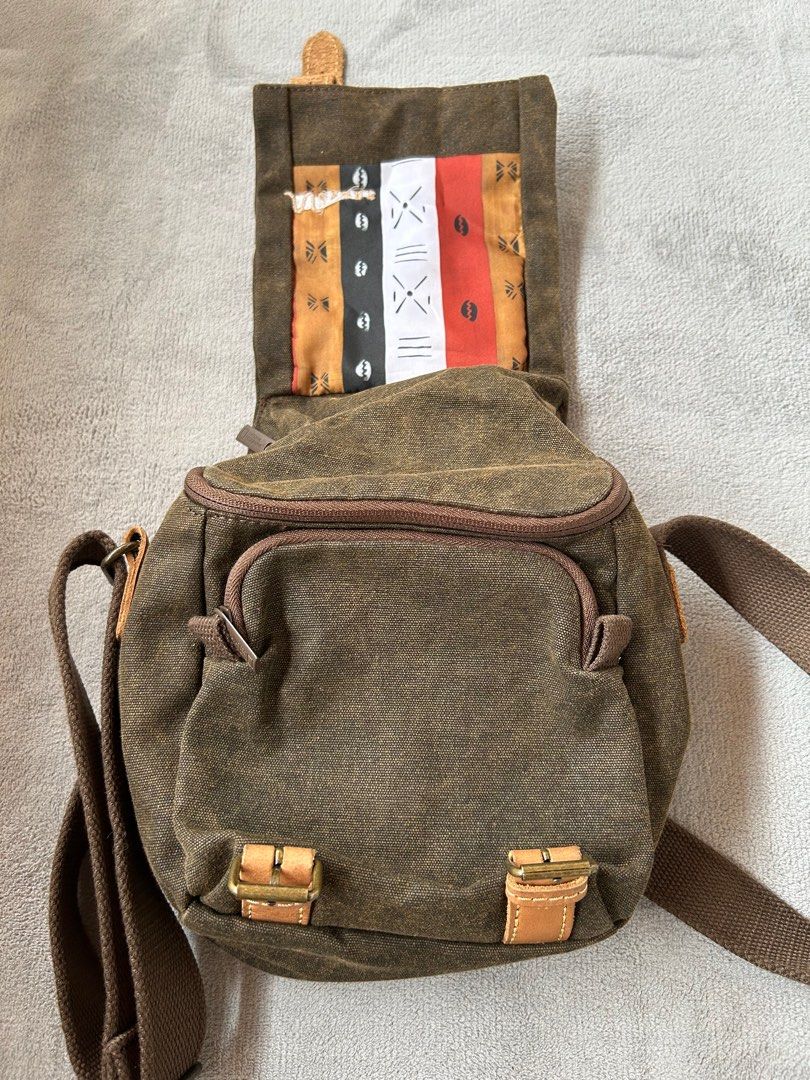 National Geographic Crossbody Camera Bag (Category: Camera Bags & Carriers) located in Calamba. Submitted by chwbcca (Listing ID 1390106724, Image 2). Description: good condition please see photos issue: with customized embroidered logo.