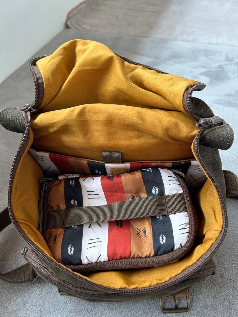 National Geographic Medium Satchel camera bag (Category: Camera Bags & Carriers) located in Calamba. Submitted by chwbcca (Listing ID 1390109346, Image 3). Description: in good condition please see photos.