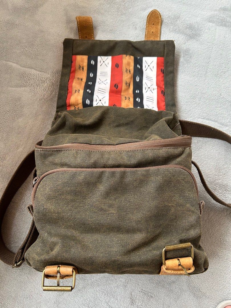 National Geographic Medium Satchel camera bag (Category: Camera Bags & Carriers) located in Calamba. Submitted by chwbcca (Listing ID 1390109346, Image 2). Description: in good condition please see photos.
