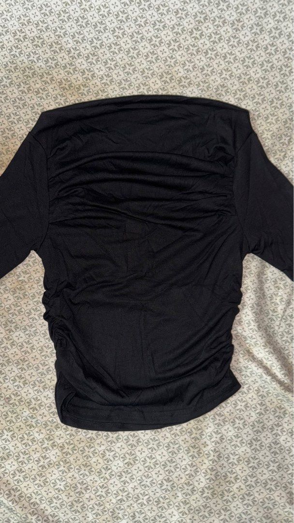 off shoulder (Category: Longsleeves) located in Kuala Lumpur. Submitted by lanaa_ (Listing ID 1390140640, Image 1). Description: never worn.