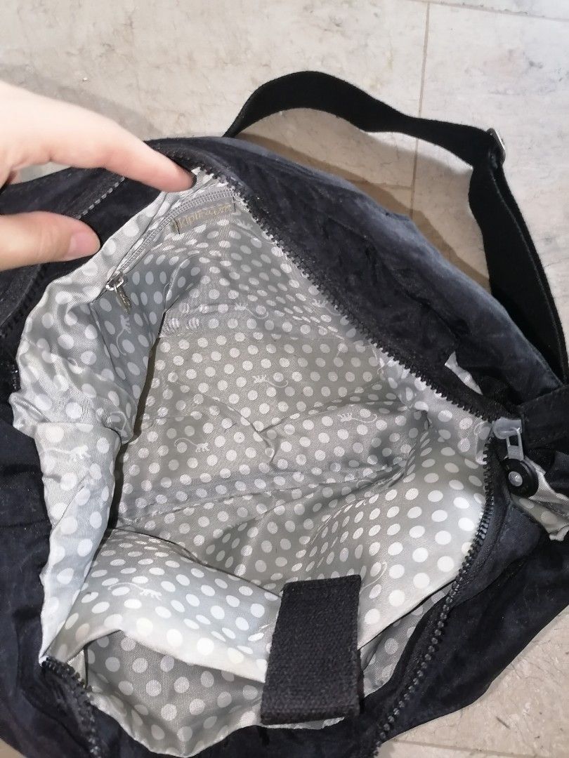 ORIGINAL KIPLING SHOULDER CROSS BODY BAG (Category: Shoulder Bags) located in Malabon City. Submitted by silver_shopping (Listing ID 1390102217, Image 3). Description: .