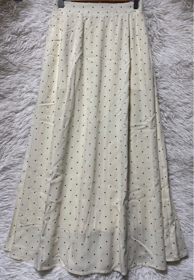 Polka Dot Long Skirt (Category: Skirts) located in Pasay City. Submitted by prettystudio (Listing ID 1390172124, Image 3). Description: Used once Fits xs-m (garterized back) Bought in Carousel too (brand new).