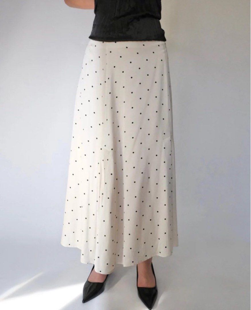 Polka Dot Long Skirt (Category: Skirts) located in Pasay City. Submitted by prettystudio (Listing ID 1390172124, Image 1). Description: Used once Fits xs-m (garterized back) Bought in Carousel too (brand new).