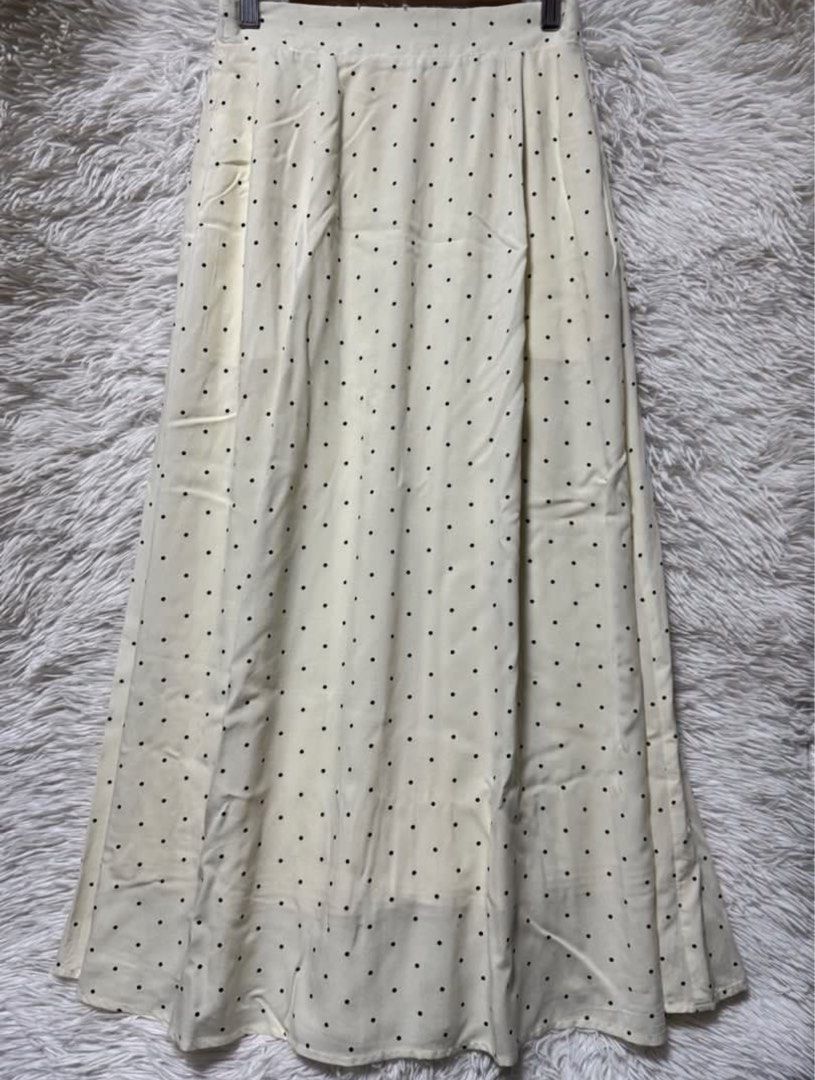 Polka Dot Long Skirt (Category: Skirts) located in Pasay City. Submitted by prettystudio (Listing ID 1390172124, Image 2). Description: Used once Fits xs-m (garterized back) Bought in Carousel too (brand new).