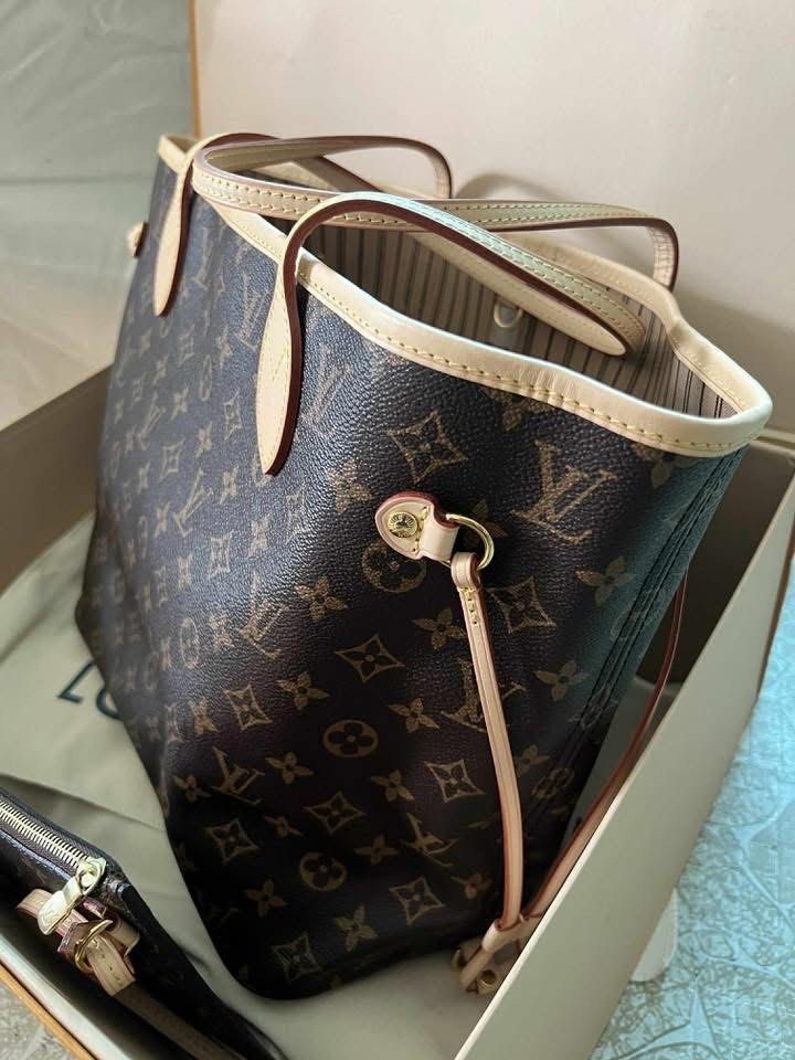 Preloved Neverfull Classic Monogram (Category: Luxury Bags & Wallets) located in Manila. Submitted by bagsandshoesmanymore (Listing ID 1390104265, Image 2). Description: Preloved Lv Good condition Rank SA Microchip scannable NFC Please read before you order 👉🏻❗️Payment first before shipping ❗️Cut off time of payment 11am sameday delivery ❗️NO MEET UP / NO PICK UP ❗️ORDER CANNOT BE CANCELLED ❗️PLEASE DON’T BUY IF YOU ARE IN DOUBT ❗️NO RETURN! NO