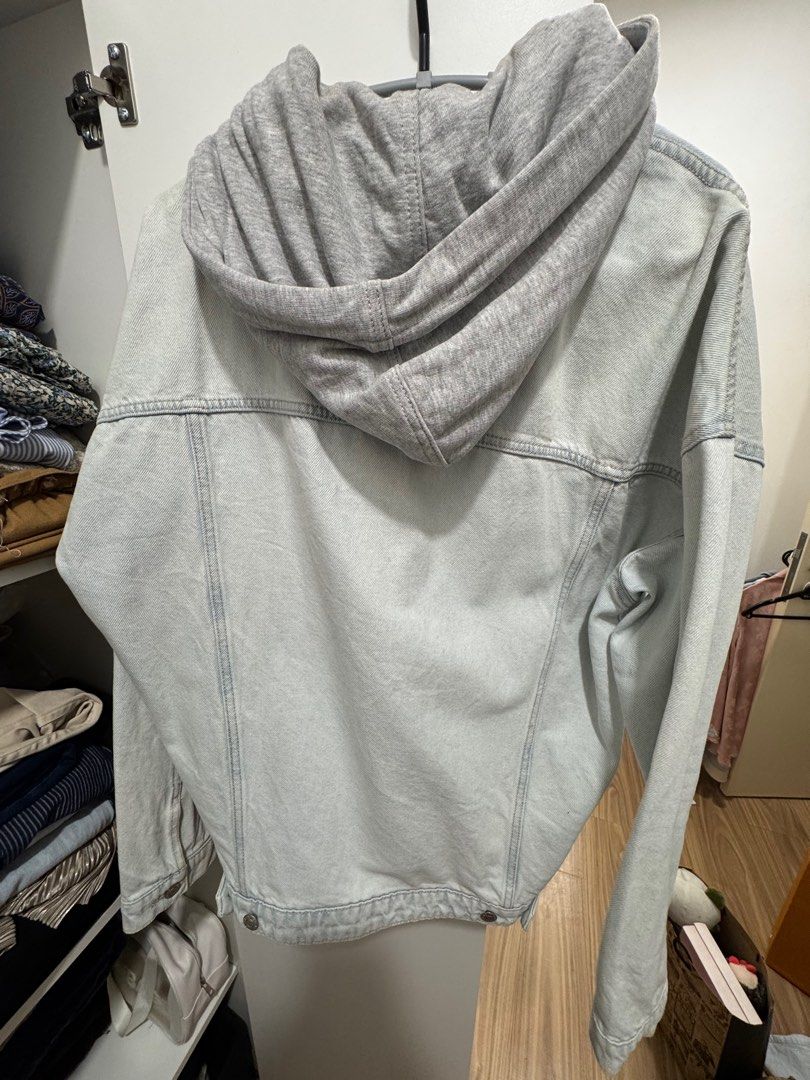 Pull & Bear Denim Jacket (Category: Coats, Jackets and Outerwear) located in Bangi. Submitted by ijadd (Listing ID 1390164418, Image 2). Description: Rarely Use, last at Balkan Pit 27 Cod KL Megan Avenue 1 Postage Available.
