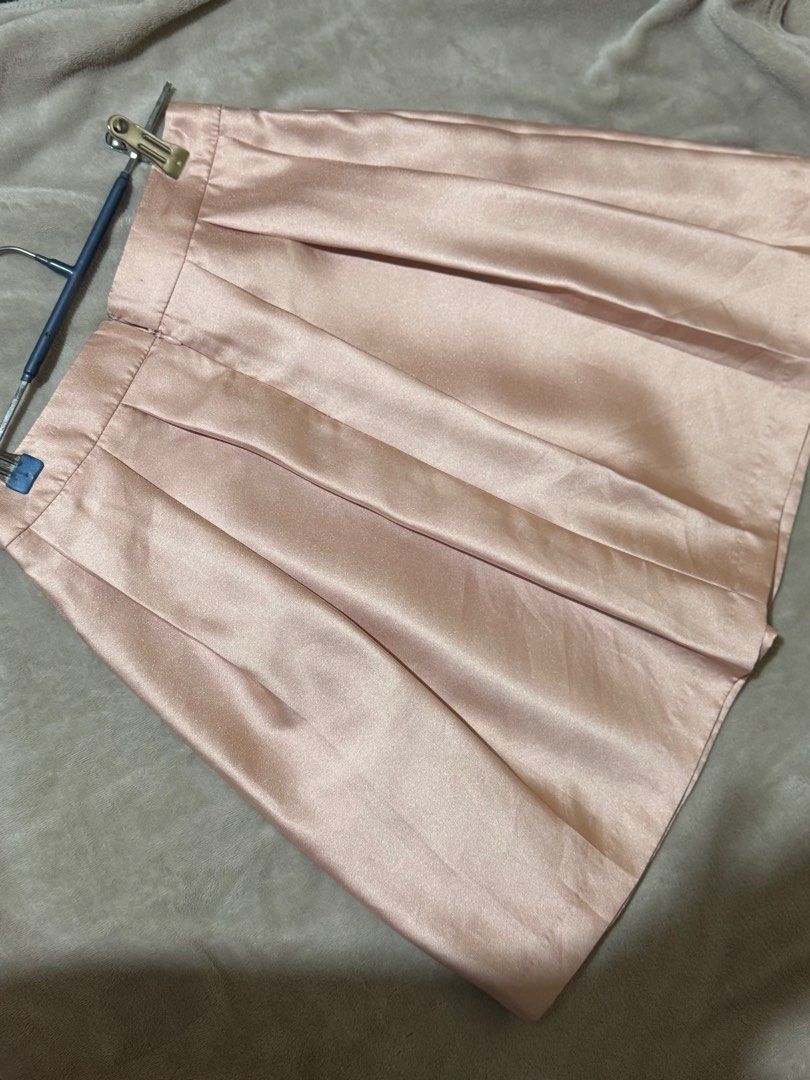 Silk Rosegold Skirt (Category: Skirts) located in Cavite. Submitted by luisascloset_ (Listing ID 1390060491, Image 2). Description: Size 26-28. Naka stitch sya tag 1” both sides. ☺️ May issue po pero not noticeable. Last time i used this was 2018 pa HAHAHAH .
