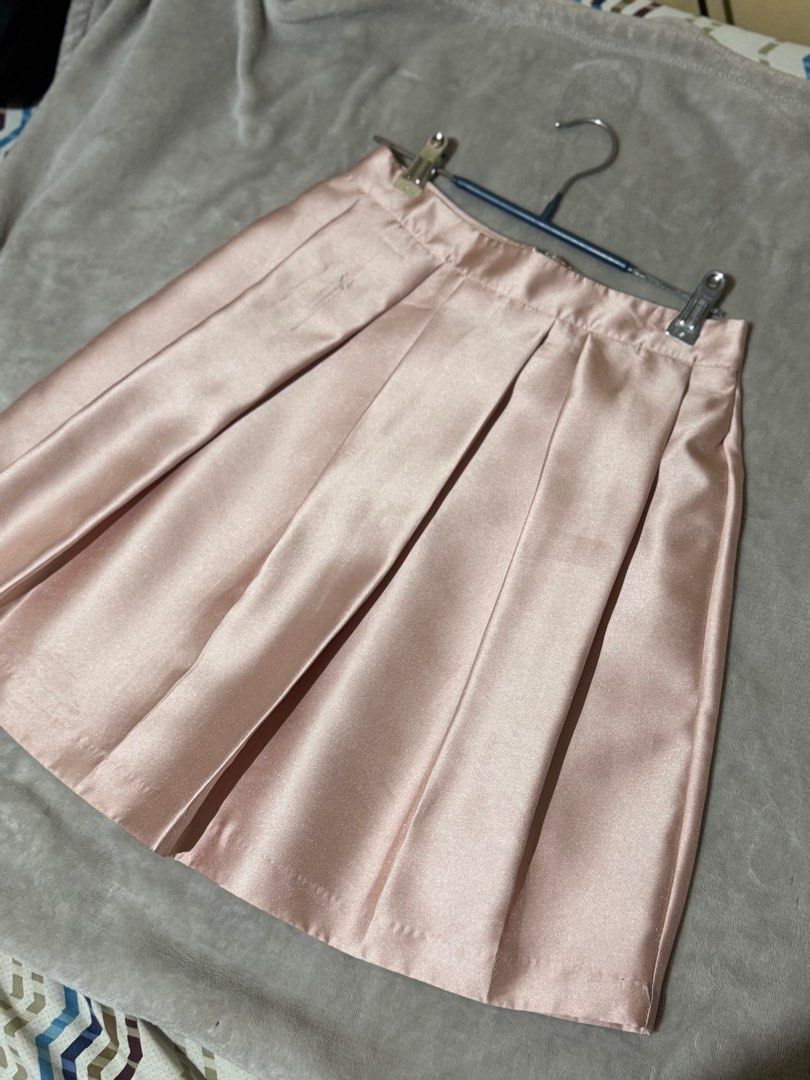 Silk Rosegold Skirt (Category: Skirts) located in Cavite. Submitted by luisascloset_ (Listing ID 1390060491, Image 1). Description: Size 26-28. Naka stitch sya tag 1” both sides. ☺️ May issue po pero not noticeable. Last time i used this was 2018 pa HAHAHAH .