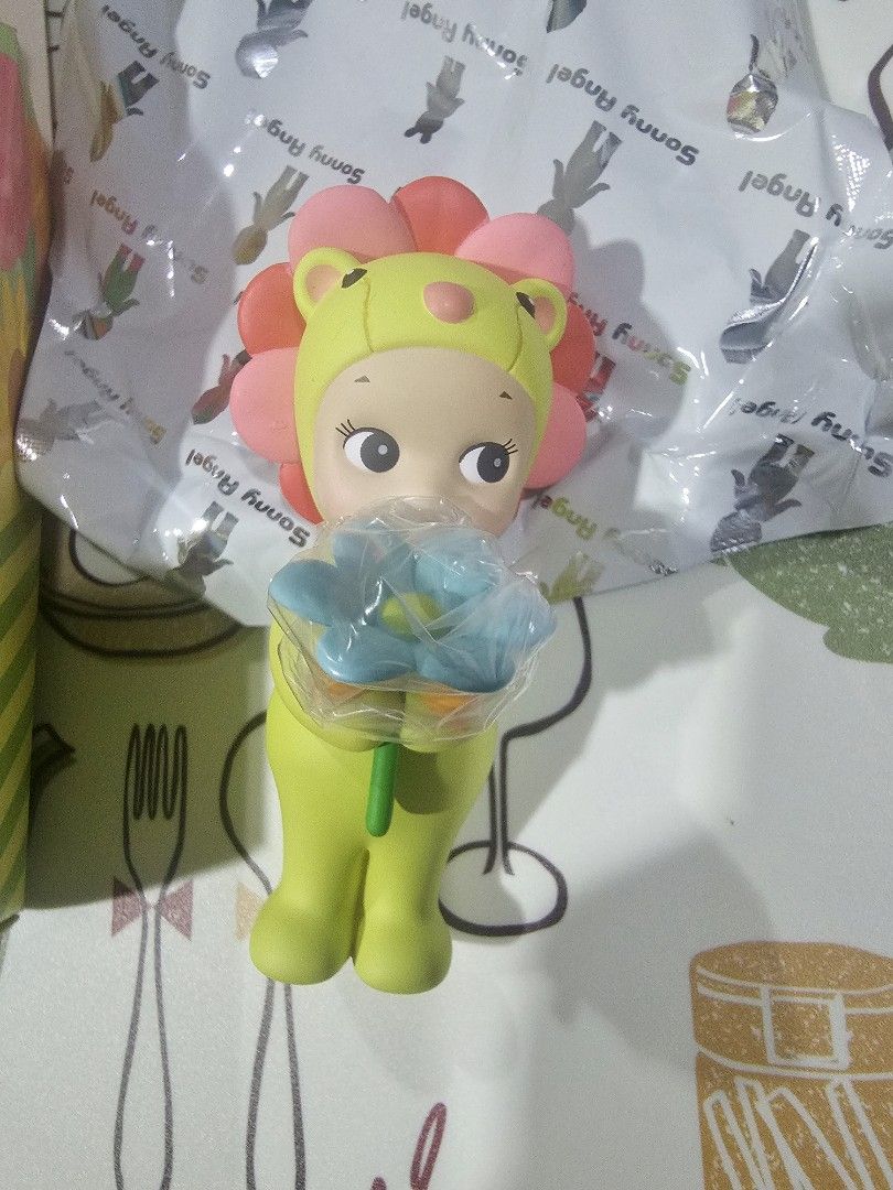 Sonny Angel mini figure [flower gift - daisy lion lime green] (Category: Designer & Blind Box Toys) located in Las Pinas. Submitted by gl3nndita (Listing ID 1390208187, Image 2). Description: Dreams Original Open box, open foil.
