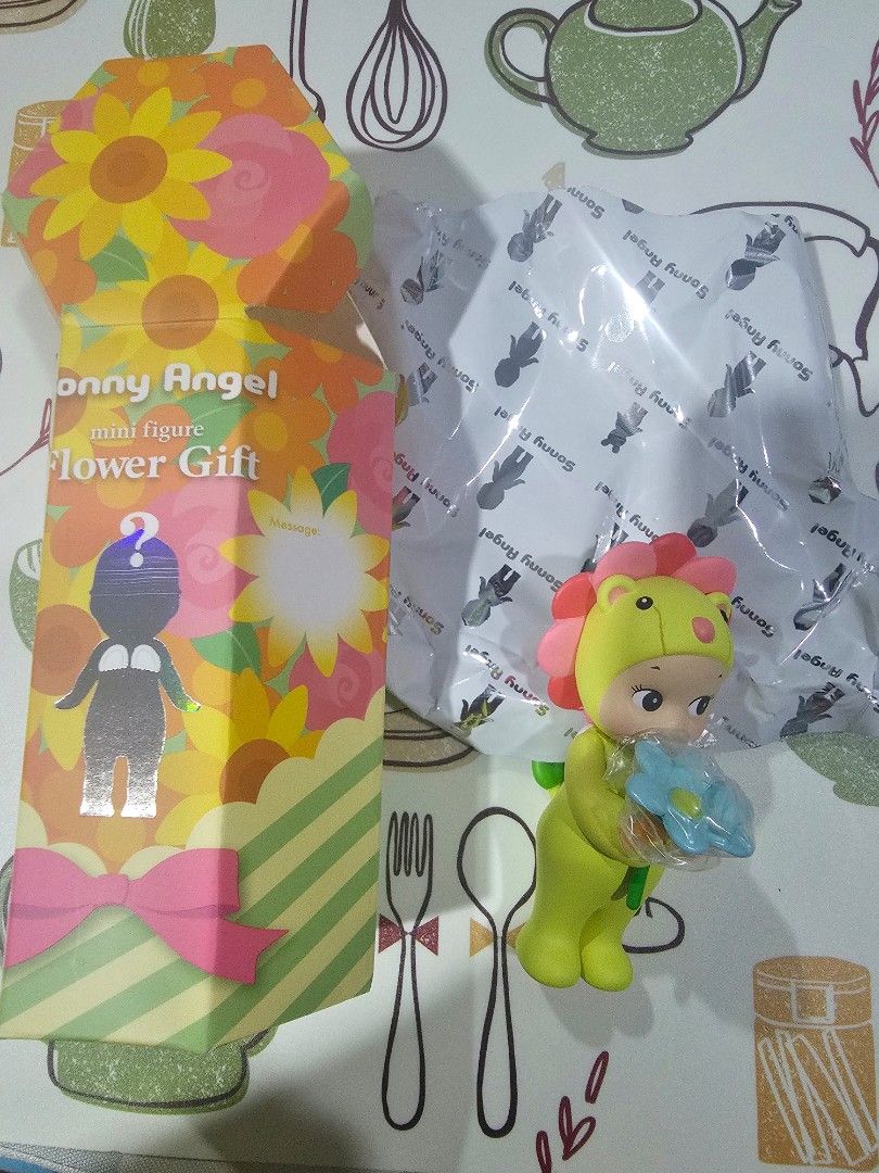 Sonny Angel mini figure [flower gift - daisy lion lime green] (Category: Designer & Blind Box Toys) located in Las Pinas. Submitted by gl3nndita (Listing ID 1390208187, Image 1). Description: Dreams Original Open box, open foil.