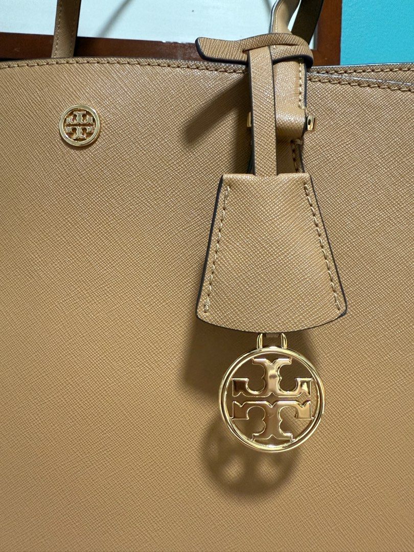 Tory Burch Robinson Tote (Category: Luxury Bags & Wallets) located in Paranaque City. Submitted by southclosetfinds (Listing ID 1390119907, Image 2). Description: Saffiano leather tote 100% original Tory Burch Can be used as work or school bag Fits MacBook Purchased in LA Inclusions: bag, dust bag Rfs not my type Used less than 10 times LAST PRICE POSTED.