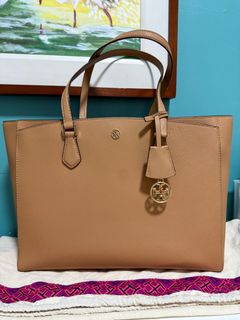 (Category: ) located in . Submitted by southclosetfinds (Listing ID 1390119907, Image 1). Description: .