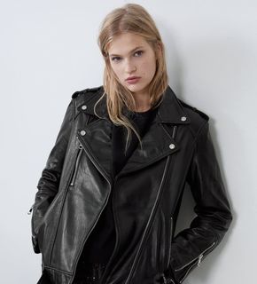 (Category: ) located in . Submitted by y2k.luxury.streetwear.outdoor (Listing ID 1390172913, Image 1). Description: .