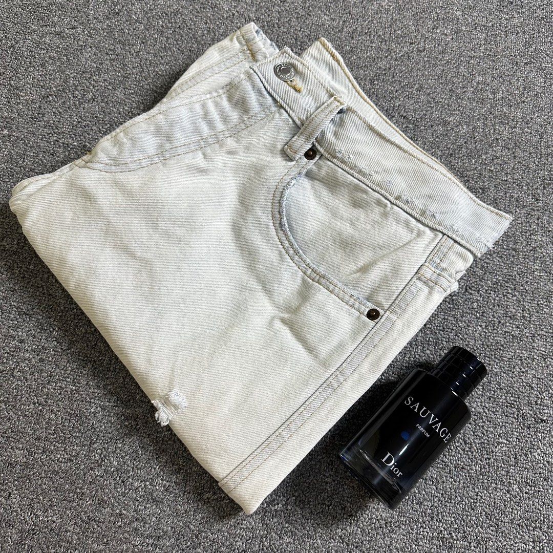 ZARA Washed Denim Ripped Shorts (Category: Shorts) located in Quezon City. Submitted by leaneder23 (Listing ID 1390185929, Image 1). Description: Zara Shorts Used around 5x Sobrang nice nito kaya madalas ko nasuot Srp is around ₱2k Length: 20 inches Waist: 16.5 inches (Perfume not included) RFS: Decluttering Quezon City Area .