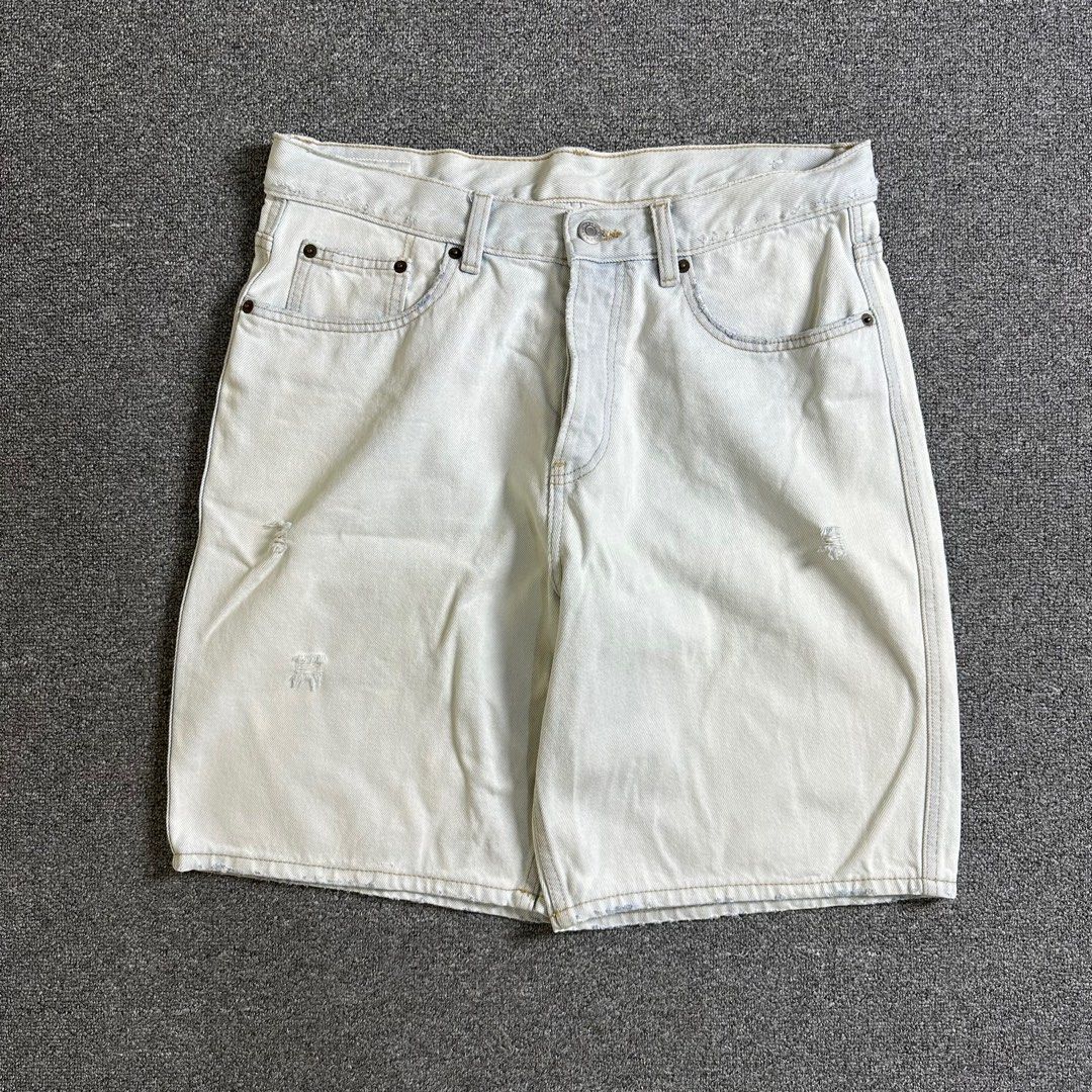 ZARA Washed Denim Ripped Shorts (Category: Shorts) located in Quezon City. Submitted by leaneder23 (Listing ID 1390185929, Image 2). Description: Zara Shorts Used around 5x Sobrang nice nito kaya madalas ko nasuot Srp is around ₱2k Length: 20 inches Waist: 16.5 inches (Perfume not included) RFS: Decluttering Quezon City Area .
