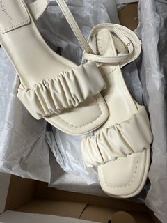 代女友放 全新！！ D+AF 白色涼鞋64216420541057110