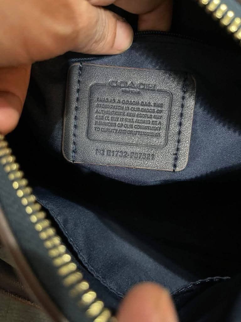 Authentic Coach Hampton (Category: Shoulder Bags) located in Quezon City. Submitted by chic.bags (Listing ID 1391777589, Image 3). Description: ykk zip with creed like new no sling no issue actual photo posted mop: gcash.