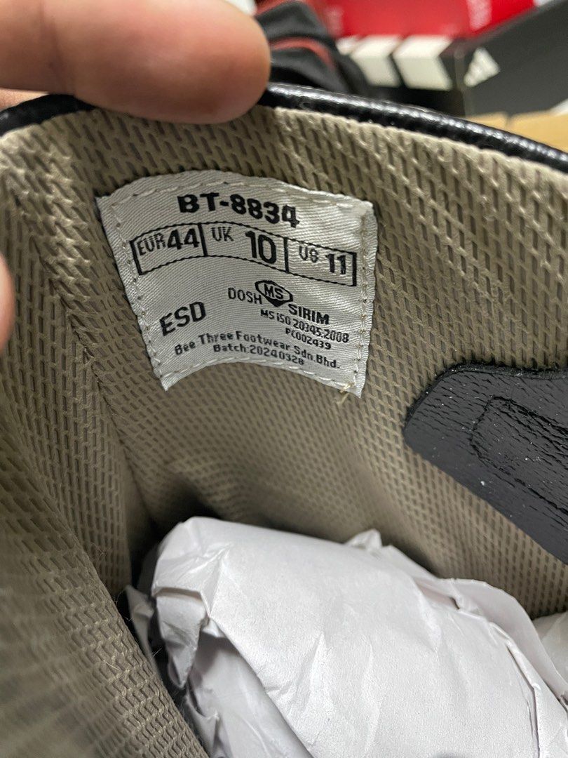 Beethree safety boot (Category: Boots) located in Kangar. Submitted by wanjez (Listing ID 1391760310, Image 3). Description: condition like new.