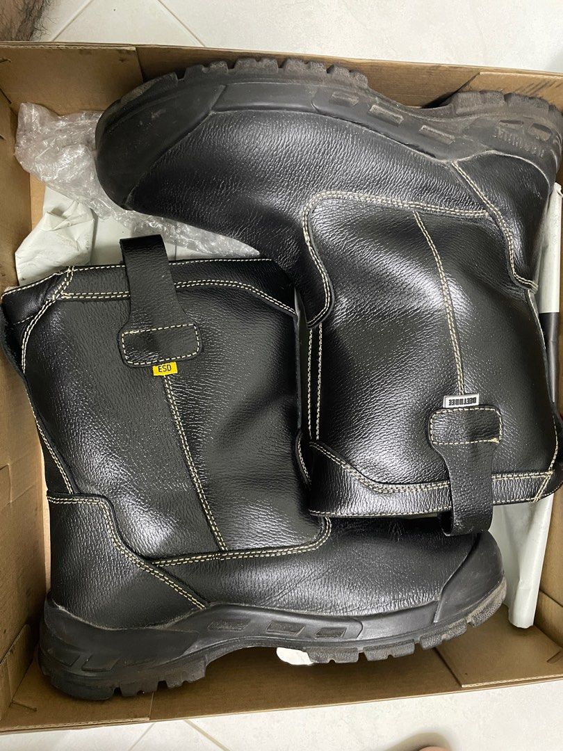 Beethree safety boot (Category: Boots) located in Kangar. Submitted by wanjez (Listing ID 1391760310, Image 2). Description: condition like new.