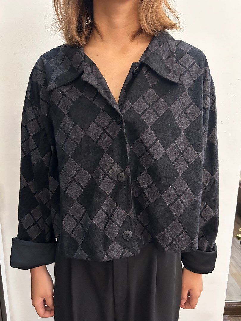 Black Velvet Long Sleeves (Category: Blouses) located in Manila. Submitted by celinalapitan (Listing ID 1391743756, Image 2). Description: 10/10 Condition Dimensions: 51.5 cm x 41.5 cm (WxH) Length: Cropped Fabric: Velvet.