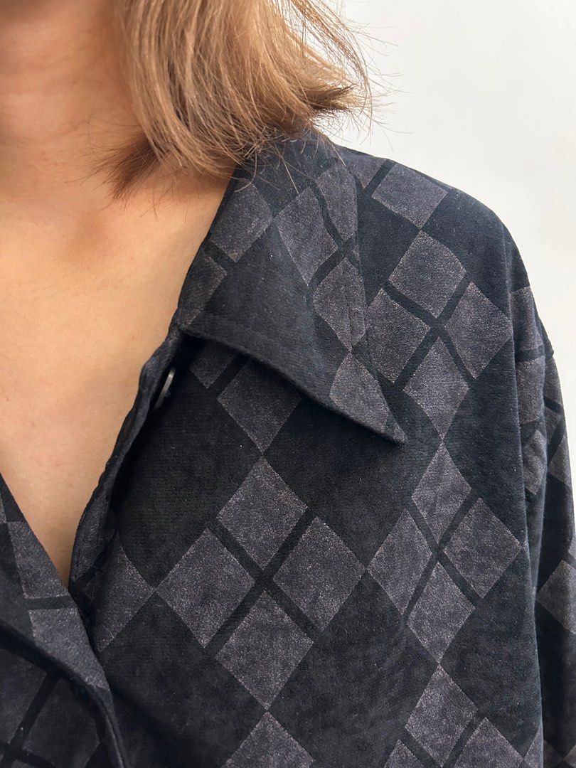 Black Velvet Long Sleeves (Category: Blouses) located in Manila. Submitted by celinalapitan (Listing ID 1391743756, Image 3). Description: 10/10 Condition Dimensions: 51.5 cm x 41.5 cm (WxH) Length: Cropped Fabric: Velvet.