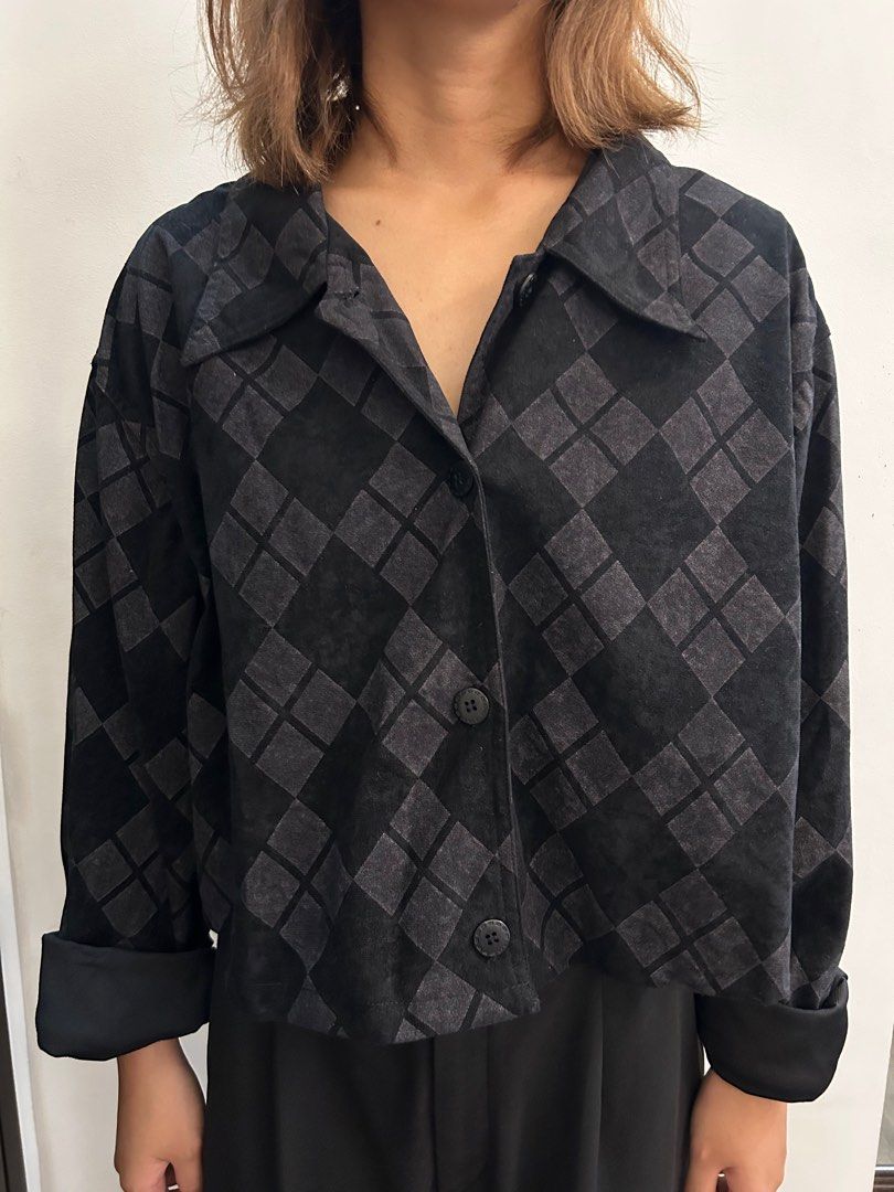 Black Velvet Long Sleeves (Category: Blouses) located in Manila. Submitted by celinalapitan (Listing ID 1391743756, Image 1). Description: 10/10 Condition Dimensions: 51.5 cm x 41.5 cm (WxH) Length: Cropped Fabric: Velvet.