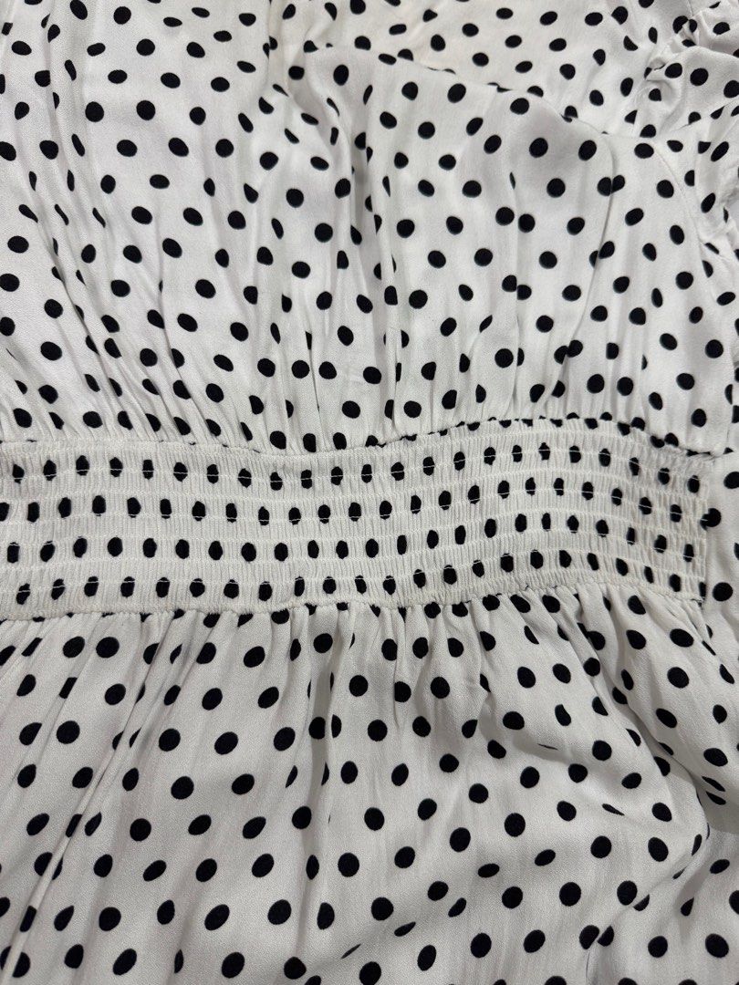 Cotton on midi dress (Category: Dresses) located in Cavite. Submitted by akeisha0412 (Listing ID 1391911690, Image 3). Description: Large on tag fit to med-large frame No issues excellent condition Garterwaist at the back of the dress Courier : J&T.