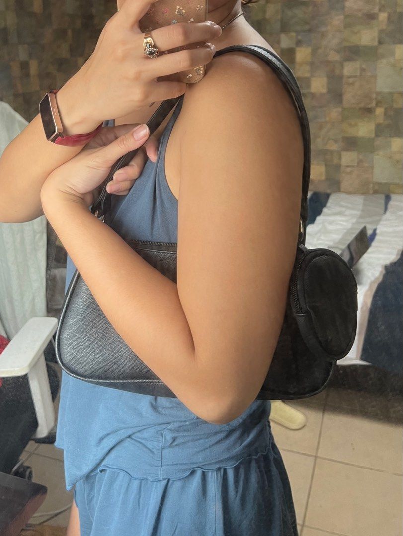 Daily Carry Robin Shoulder Bag (Category: Shoulder Bags) located in Taguig. Submitted by char.declutters (Listing ID 1391790680, Image 2). Description: Used only twice. Walang bakbak, like new condition. Shipping c/o buyer..